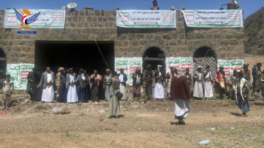 Un stand tribal dans le district de Hazm Al-Udayn à l'occasion de l'anniversaire du cri